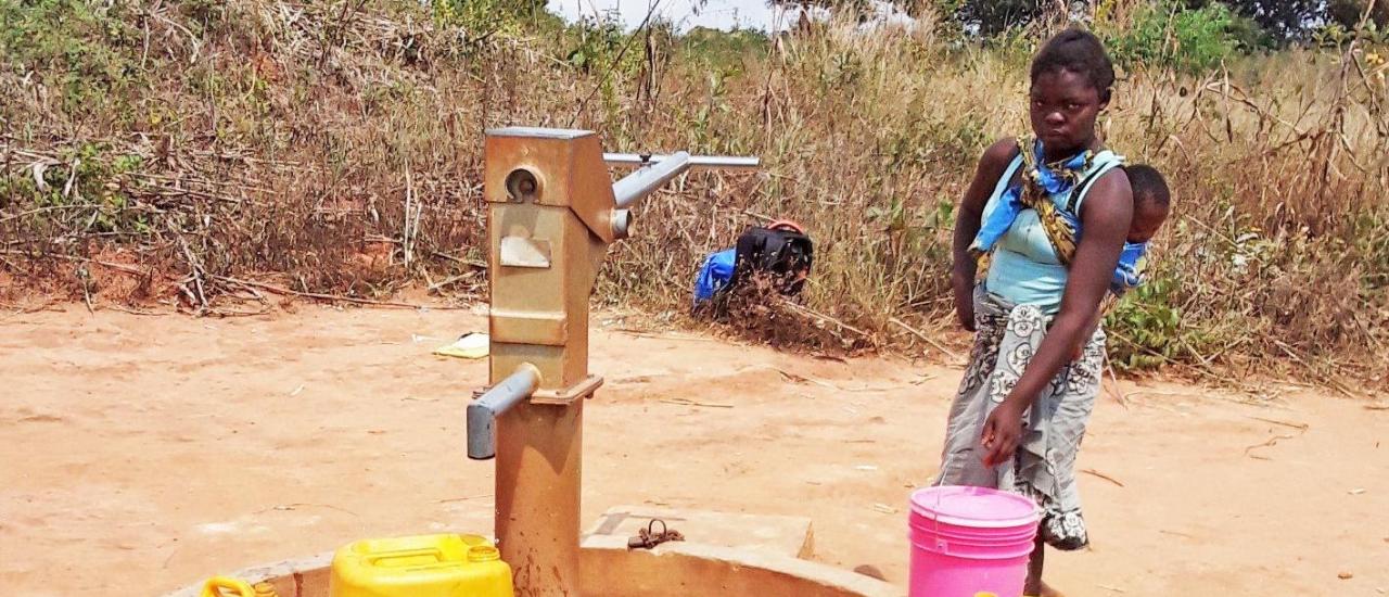 A woman collects water in Zambézia Province, Mozambique. Photo credit: Forcier Consulting. 