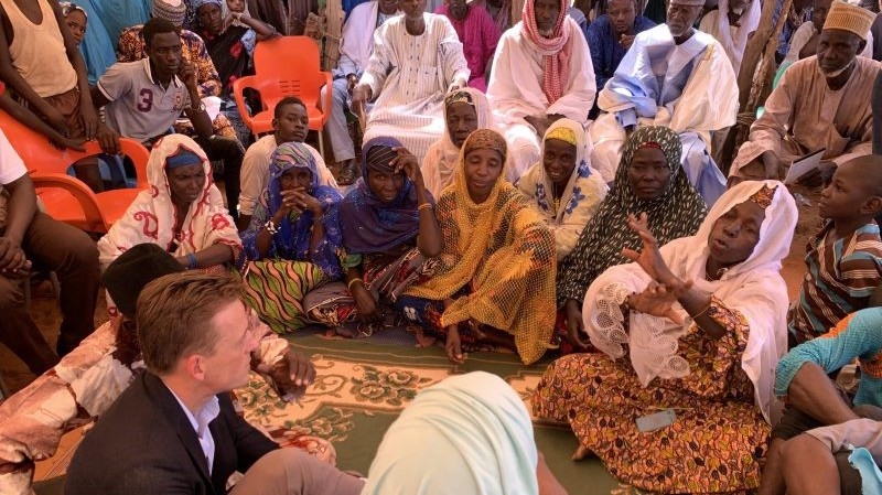 MCC CEO Sean Cairncross speaks to a group of women in the village of Margou, Niger. Photo credit: MCC