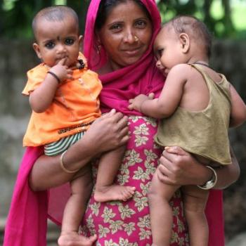 The Suaahara project teaches mothers how often to feed their infants in a day and the importance of responsive feeding. Since 2011, the project has worked in 20 districts to improve maternal and child nutrition. Photo credit: Valerie Caldas, Suaahara Source: https://flic.kr/p/jxcz9Q