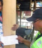 Luciano Tapa, TCWS meter reader, delivers a computer-generated billing statement to Rosalinda Taneo of Barangay Manga, Tagbilaran. Photo credit: USAID/Philippines